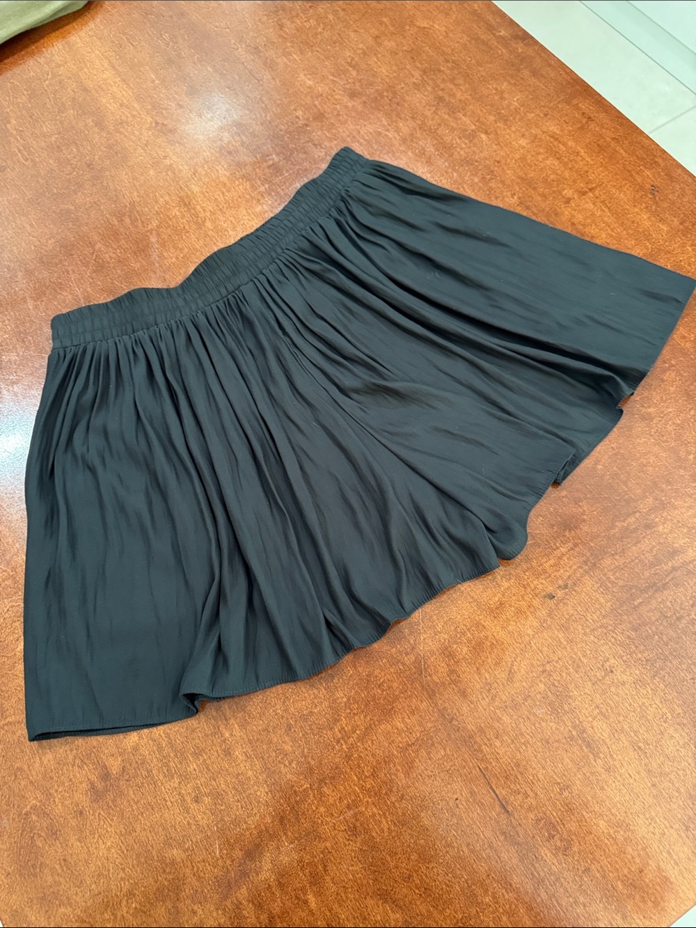 BCBGMaxAzria Black Elastic-Waist Flowing Mini Skort